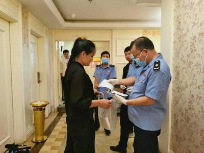 看會東 全覆蓋排查進(jìn)口凍蝦 筑牢餐飲服務(wù)安全防線